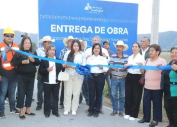 Melchor Budarth entrega obra de electrificación