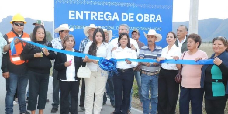Melchor Budarth entrega obra de electrificación