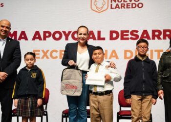 Reconocen padres de familia labor educativa de Carmen Lilia Canturosas