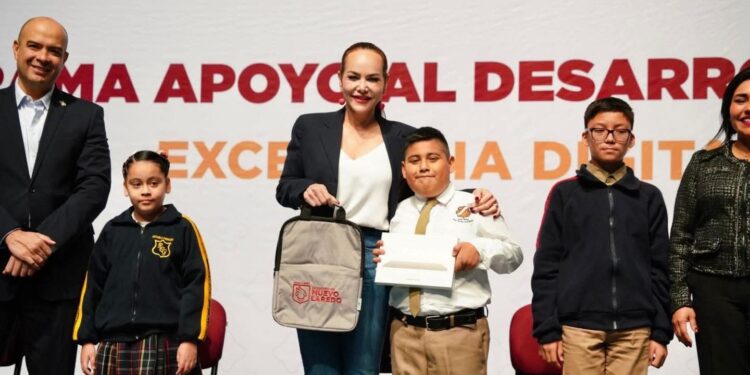 Reconocen padres de familia labor educativa de Carmen Lilia Canturosas