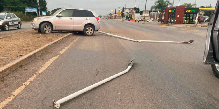 Camioneta impacta pipa de Gas y derriba poste