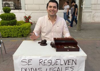 Abogado resuelve dudas legales por $10 para ayudar a las personas con Cáncer