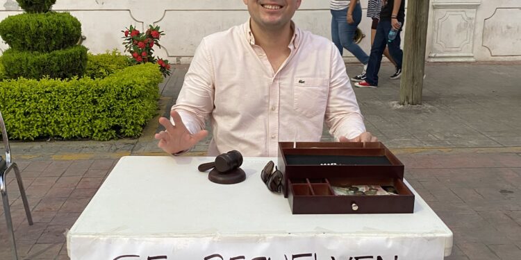 Abogado resuelve dudas legales por $10 para ayudar a las personas con Cáncer