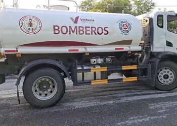 Camión cisterna de Bomberos cae en socavón en la colonia Libertad