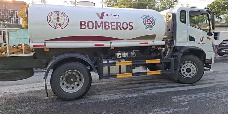 Camión cisterna de Bomberos cae en socavón en la colonia Libertad