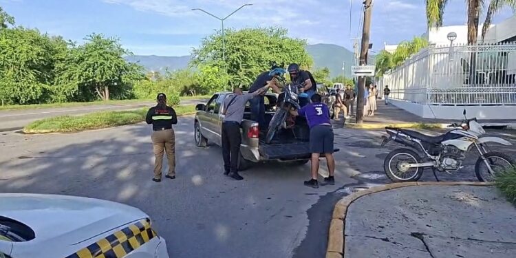 Motociclista resulta lesionado tras choque con camioneta