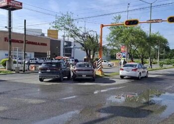 Aparatoso choque deja cuantiosos daños materiales