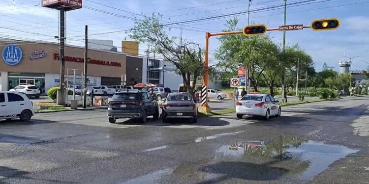 Aparatoso choque deja cuantiosos daños materiales