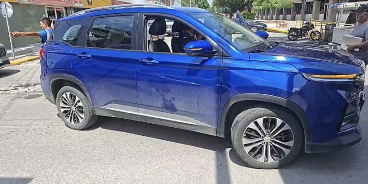 Choque en semáforo del 9 Matamoros deja mujer lesionada