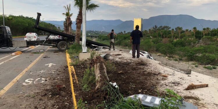Derriba cuatro palmeras, una luminaria y termina en el río San Marcos